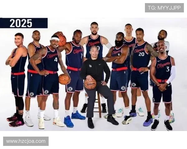 快船训练营首日盛况：灯泡组合同框小卡与比尔携手出击